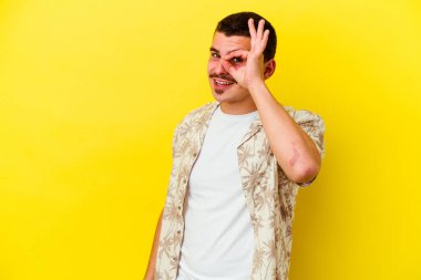 Beyaz tenli genç adam sarı arka planda izole edildi. Heyecanlı görünüyor..
