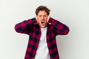Beyaz arka planda izole edilmiş genç beyaz bir adam öfkeyle bağırıyor..