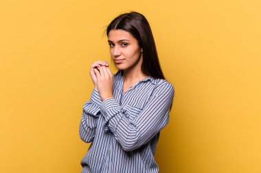 Sarı arka planda yalnız yaşayan genç Hintli kadın korkmuş ve korkmuş..