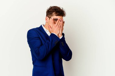 Beyaz arka planda izole edilmiş beyaz iş adamı korkmuş ve gergin parmaklarıyla göz kırp..