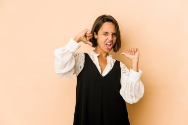 İzole edilmiş genç İspanyol kadın gururlu ve kendinden emin hissediyor, örnek olarak..