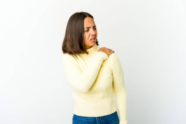 Genç melez kadın omuz ağrısı çekiyor..