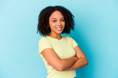 Genç Afro-Amerikan melez kadın kendini yalnız hisseden, kararlılıkla kollarını kavuşturan.