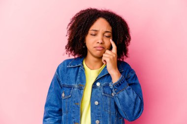 Genç Afro-Amerikan melez kadın ağlayan, mutsuz, acı çeken ve kafa karıştıran bir şeyden dolayı izole edilmiş..