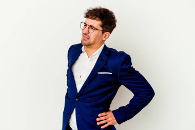 Beyaz arka planda izole edilmiş beyaz bir beyaz adam sırt ağrısı çekiyor..