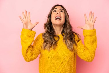 Kafkasyalı genç kadın gökyüzüne doğru çığlıklar atıyor, yukarı bakıyor, hayal kırıklığına uğramış..