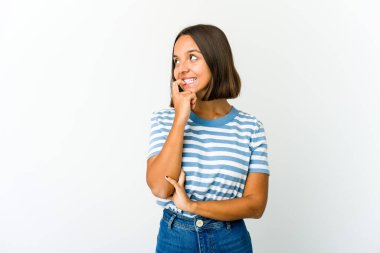 Genç melez kadın rahatlamış fotokopi odasına bakan bir şey düşünüyor..