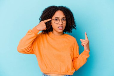 Genç Afro-Amerikan melez kadın, işaret parmağıyla bir hayal kırıklığı gösteriyor..