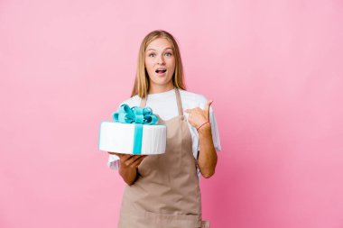 Genç Rus fırıncı elinde lezzetli bir pasta tutuyordu. Parmakla gösterip, gülümseyerek şaşırmıştı..