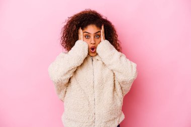 Pembe arka planda izole edilmiş genç Afrikalı Amerikalı kadın şok geçiriyordu. Önemli bir toplantıyı hatırladı..