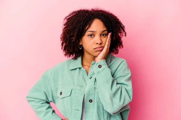 Jovem Negra Americana Mista Mulher Isolada Que Sente Triste Pensativa — Fotografia de Stock