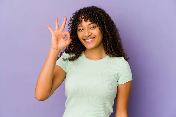 Young African American Afro Woman Isolated Cheerful Confident Showing Gesture — Stock Photo, Image
