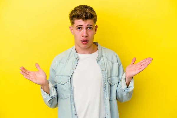 Νεαρός Καυκάσιος Άνδρας Απομονωμένος Κίτρινο Φόντο Έκπληκτος Και Σοκαρισμένος — Φωτογραφία Αρχείου