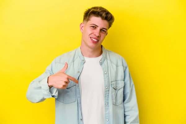 Jonge Blanke Man Geïsoleerd Gele Achtergrond Persoon Wijzend Met Hand — Stockfoto