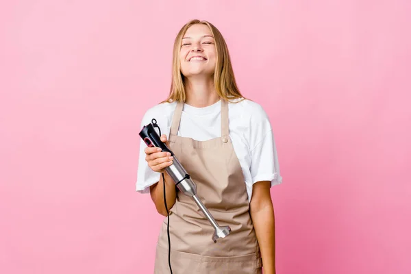 Ung Rysk Kock Kvinna Håller Elektrisk Mixer Isolerade Skrattar Och — Stockfoto