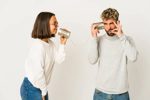 Jóvenes Amigos Hispanos Hablando Través Sistema Latas Con Los Dedos — Foto de Stock