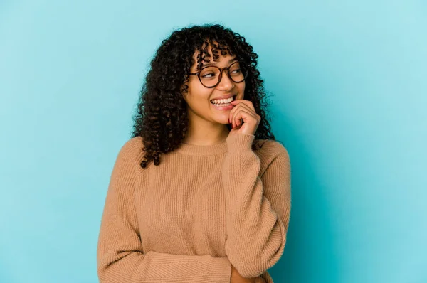 Jonge Afrikaanse Amerikaanse Afro Vrouw Geïsoleerd Ontspannen Denken Iets Zoek — Stockfoto