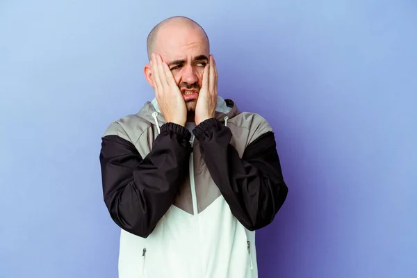 Jovem Homem Careca Caucasiano Isolado Fundo Roxo Choramingando Chorando Desconsoladamente — Fotografia de Stock