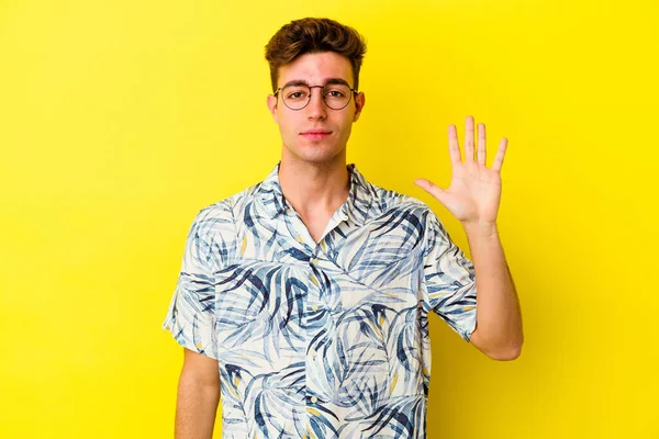 Jonge Blanke Man Geïsoleerd Gele Achtergrond Lachend Vrolijk Tonen Nummer — Stockfoto