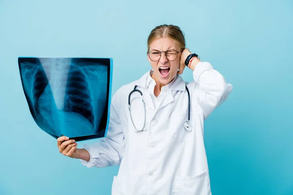 Jovem Médica Russa Segurando Uma Varredura Óssea Orelhas Cobertura Azul — Fotografia de Stock