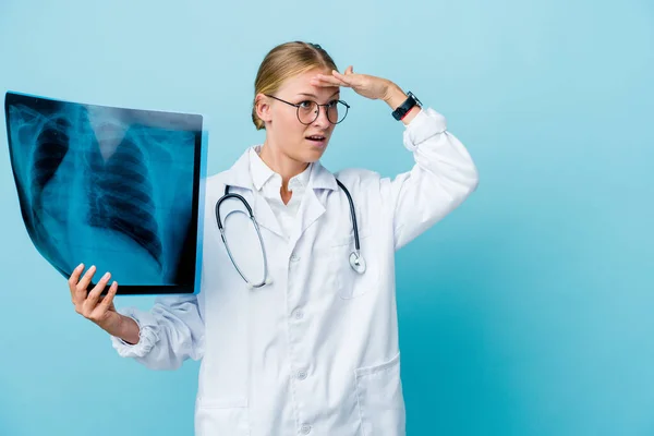 Jovem Russa Médico Mulher Segurando Uma Varredura Óssea Azul Olhando — Fotografia de Stock