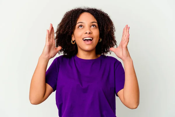 Молода Американка Змішаної Раси Жінка Ізольований Сміється Голосно Тримаючись Груди — стокове фото