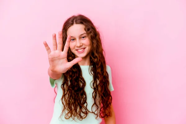 Menina Caucasiana Pouco Isolado Fundo Rosa Sorrindo Alegre Mostrando Número — Fotografia de Stock