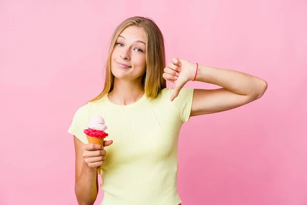 Jovem Russa Comendo Sorvete Isolado Mostrando Gesto Antipatia Polegares Para — Fotografia de Stock