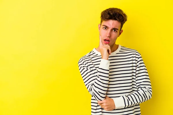 Young Caucasian Man Isolated Yellow Background Looking Sideways Doubtful Skeptical — Stock Photo, Image