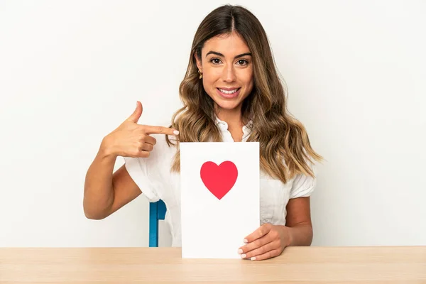 Jonge Blanke Vrouw Met Een Valentijnskaart Geïsoleerde Persoon Die Met — Stockfoto