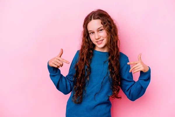 Menina Caucasiana Pouco Isolado Pessoa Fundo Rosa Apontando Mão Para — Fotografia de Stock