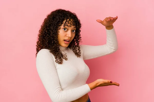 Young African American Afro Woman Isolated Shocked Amazed Holding Copy — Stock Photo, Image