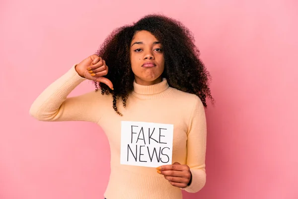 Young African American Curly Woman Holding Fake News Placard Showing — Stock Photo, Image