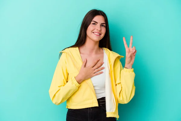 Mulher Caucasiana Jovem Isolado Fundo Azul Fazendo Juramento Colocando Mão — Fotografia de Stock