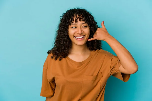 Joven Afroamericana Afro Mujer Aislada Mostrando Gesto Llamada Telefónica Móvil —  Fotos de Stock