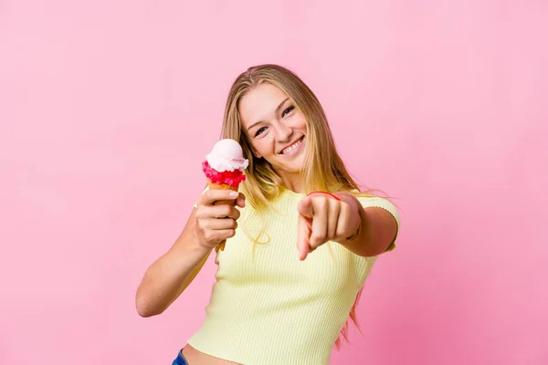 年轻的俄罗斯女人吃着冰淇淋 面带微笑 面带微笑 — 图库照片