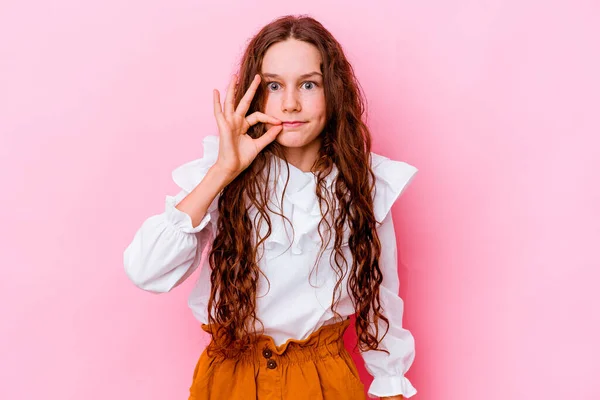 Pequena Menina Caucasiana Isolada Fundo Rosa Com Dedos Nos Lábios — Fotografia de Stock