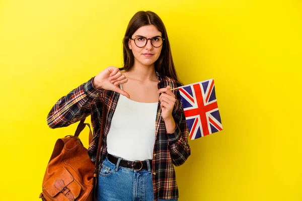 Jonge Vrouw Die Engels Bestudeert Geïsoleerd Roze Achtergrond Toont Een — Stockfoto