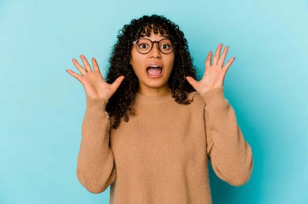 Joven Afroamericana Afro Mujer Aislada Gritando Cielo Mirando Hacia Arriba — Foto de Stock