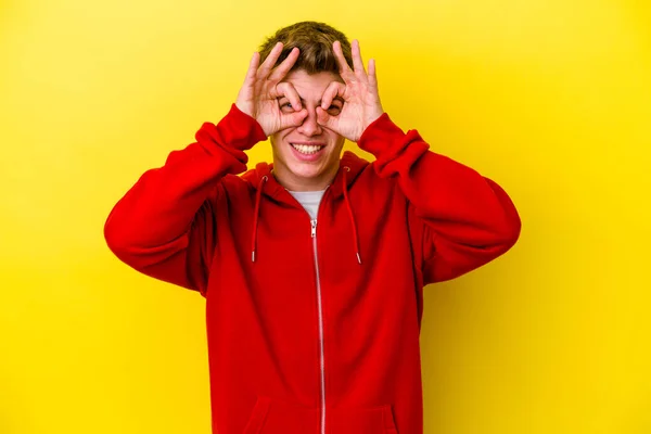 Joven Hombre Caucásico Aislado Sobre Fondo Amarillo Manteniendo Los Ojos — Foto de Stock