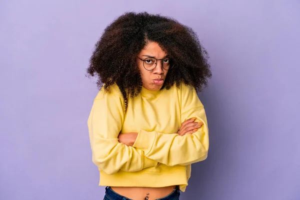 若いアフリカ系アメリカ人の巻き毛の女性は紫色の背景に孤立肩と目を混乱Shrugs — ストック写真