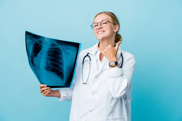 Joven Doctora Rusa Sosteniendo Escaneo Óseo Azul Mostrando Gesto Llamada —  Fotos de Stock