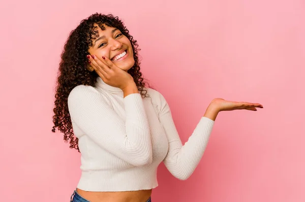 Joven Afroamericana Afro Mujer Aislada Sostiene Espacio Copia Una Palma —  Fotos de Stock