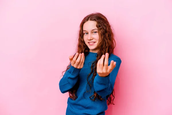 Μικρή Καυκάσιος Κορίτσι Απομονώνονται Ροζ Φόντο Δείχνοντας Δάχτυλο Σας Σαν — Φωτογραφία Αρχείου