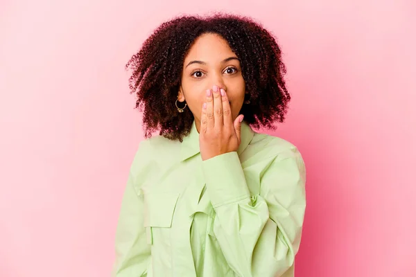 若いアフリカ系アメリカ人の混合人種の女性はショックを受け 手で口を覆い 何か新しいものを発見したい — ストック写真