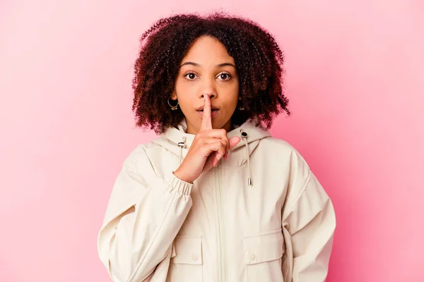 Giovane Donna Afro Americana Mista Isolato Mantenendo Segreto Chiedendo Silenzio — Foto Stock