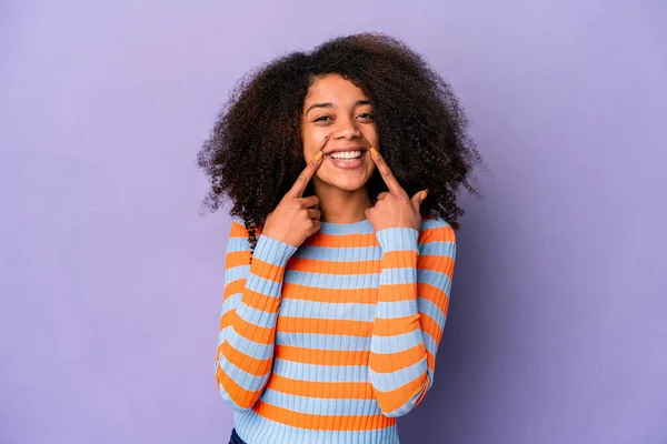 若いアフリカ系アメリカ人の女性が紫色の背景の笑顔で孤立し 指を口に向けて — ストック写真