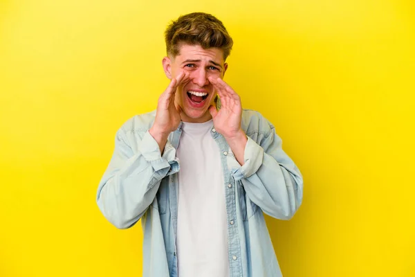 Νεαρός Καυκάσιος Άνδρας Απομονωμένος Κίτρινο Φόντο Φωνάζοντας Ενθουσιασμένος Μπροστά — Φωτογραφία Αρχείου