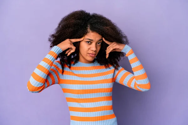 Mujer Rizada Afroamericana Joven Aislada Sobre Fondo Púrpura Enfocada Una — Foto de Stock