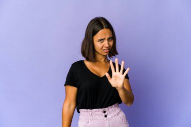 Genç melez kadın iğrenme hareketi gösteren birini reddediyor..